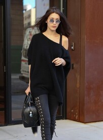 Bella Hadid Steps Out In NYC xhi6E218SWix.jpg