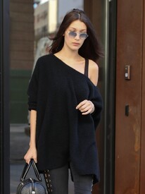 Bella Hadid Steps Out In NYC 8fqwntizYLax.jpg