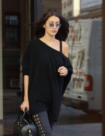 Bella Hadid Steps Out In NYC 1KTMG1ulI4dx.jpg