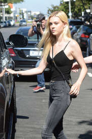 Nicola-Peltz-in-Jeans--04.jpg