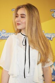 sabrina-carpenter-at-adventures-in-babysitting-photocall-in-madrid-07-06-2016_13.jpg