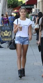 kelli-berglund-and-paris-berelc-out-shopping-in-los-angeles-09-03-2015_34.jpg