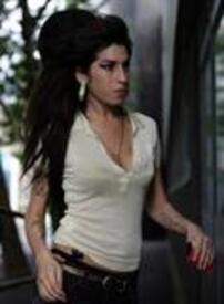 th_celebutopianetAmyWinehouse06.jpg