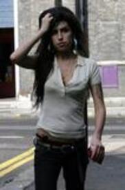 th_celebutopianetAmyWinehouse09.jpg