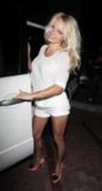 th_Pamela_Anderson_Nobu_restaurant_LA_160809_026.jpg