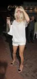 th_Pamela_Anderson_Nobu_restaurant_LA_160809_048.jpg