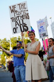 Celebutopia_NET.Amber_Heard_@_the_Prop_8_Protest_Rally_in_Los_Angeles.jpg