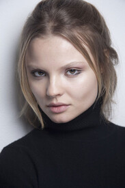 Giorgio_Armani_Fall_2011_Backstage_Y2f_Jy_FTg_Perl.jpg