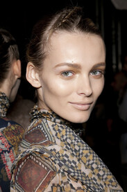 Etro Fall 2011 Backstage NKZ6mKIFPTrx.jpg