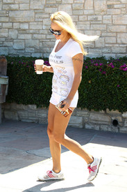 Pamela_Anderson_MalibuAug272011_J0001_007.jpg