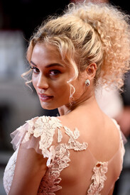 Rose Bertram Strangers Goksung Red Carpet -QpXOZKPdoqx.jpg