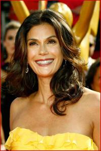 teri_hatcher_arrives_at_the_60th_primetime_emmy_awards_held_at_the_nokia_3.jpg