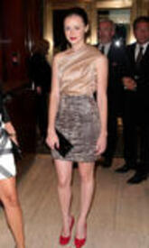 th_Alexis_Bledel_Saks5thAve_NYC_090909_002.jpg