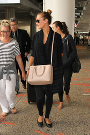 Hannah Davis is seen at LAX PxTjL9bVsUkx.jpg