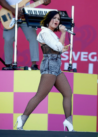 dlovato190915BZNimage2.jpg