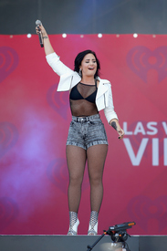 dlovato190915BZNimage7.jpg