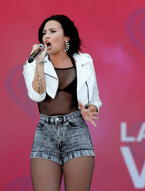 dlovato190915BZNimage15.jpg