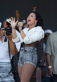 dlovato190915BZNimage21.jpg