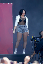 dlovato190915BZNimage24.jpg