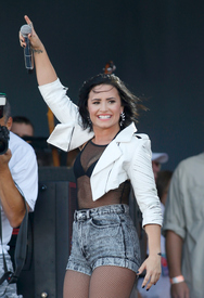 dlovato190915BZNimage26.jpg