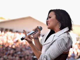 dlovato190915BZNimage30.jpg