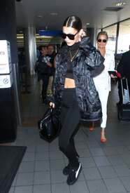 Bella-Hadid--At-LAX-airport--03.jpg