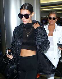 Bella-Hadid--At-LAX-airport--04.jpg