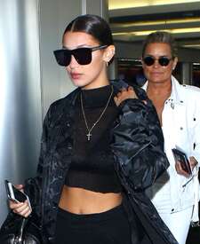 Bella-Hadid--At-LAX-airport--08.jpg