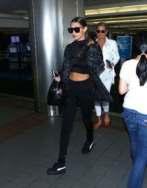 Bella-Hadid--At-LAX-airport--11.jpg