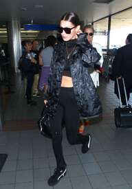 Bella-Hadid--At-LAX-airport--13.jpg