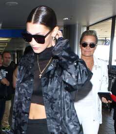 Bella-Hadid--At-LAX-airport--14.jpg