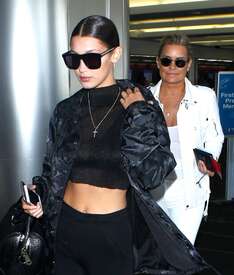 Bella-Hadid--At-LAX-airport--15.jpg