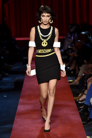 Rex_Moschino_5901971E.jpg