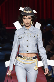 Rex_Moschino_5901971F.jpg