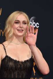 Sophie-Turner--2016-Emmy-Awards--07.jpg