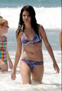 selena_gomez_bikini_1_13.jpg