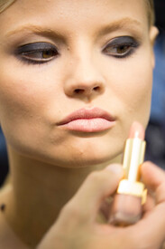 th_Elie_Saab_Spring_2013_Backstage_p_ILRh6ss_w_x.jpg