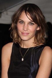 96759-alexa-chung-2009-11-19-twilight-saga-new-moo.jpg