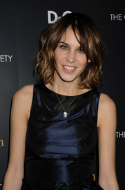 96766-alexa-chung-2009-11-19-twilight-saga-new-moo.jpg