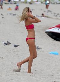 971571-natasha-poly-se-baigne-a-miami-le-5-620x0.jpg