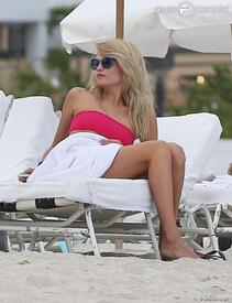 971572-natasha-poly-se-baigne-a-miami-le-5-620x0.jpg