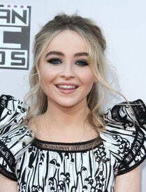 Sabrina_Carpenter_50.jpg