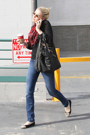 celebrity_paradise.com_TheElder_AmberHeard2011_11_29_leavingStarbucksinLosAngeles1.jpg