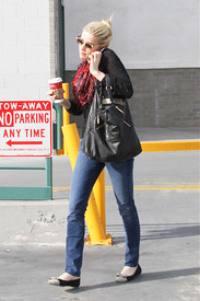 celebrity_paradise.com_TheElder_AmberHeard2011_11_29_leavingStarbucksinLosAngeles3.jpg