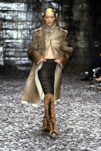 ALEXANDER-MCQUEEN-FALL-2000-RTW-39lieke.jpg