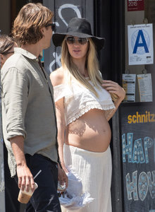 Candice-Swanepoel-Showing-Her-Baby-Bump-Crop-Top (2).jpg