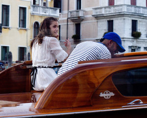 Barbara-Palvin-et-Lewis-Hamilton-a-Venise-le-30-aout-2016_portrait_w674 (1).jpg