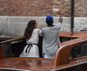 Barbara-Palvin-et-Lewis-Hamilton-a-Venise-le-30-aout-2016_portrait_w674 (3).jpg