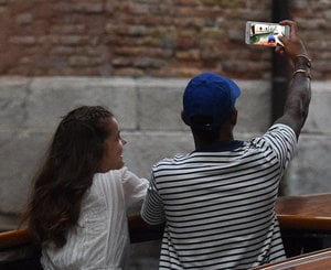 Barbara-Palvin-et-Lewis-Hamilton-a-Venise-le-30-aout-2016_portrait_w674 (4).jpg