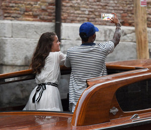 Barbara-Palvin-et-Lewis-Hamilton-a-Venise-le-30-aout-2016_portrait_w674 (5).jpg